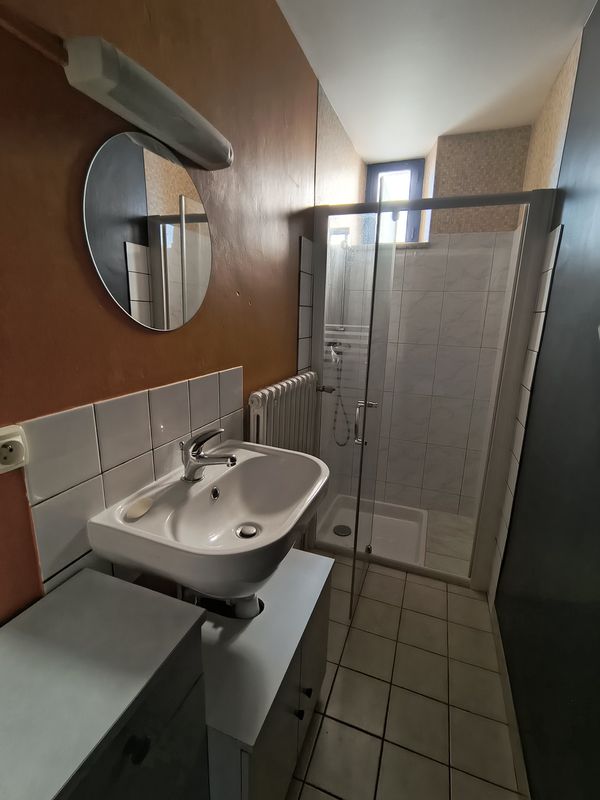Grand 4 pièces de caractère à Xertigny – salle d eau 800 eb72a16e