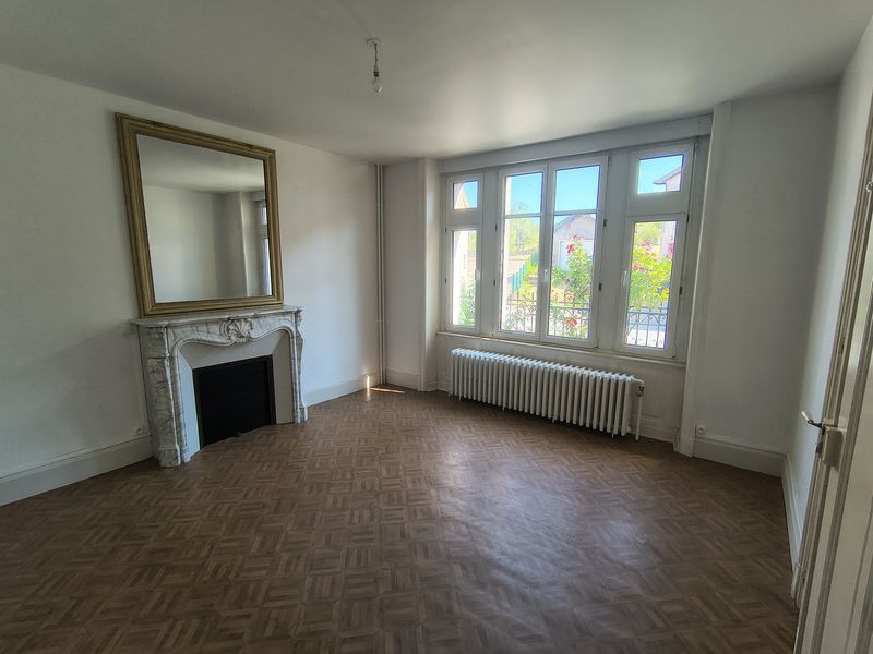 Grand 4 pièces de caractère à Xertigny – salon cheminee marbre blanc 800 2230f0b8